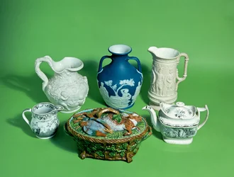 Samling av Wedgwood viktoriansk keramik; och viktoriansk keramik inklusive kopia av Portland-vasen (keramik)